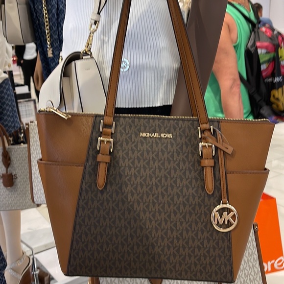 MICHAEL KORS CHARLOTTE LARGE TOP ZIP Tote bag
Brown
NWT - Picture 14 of 16